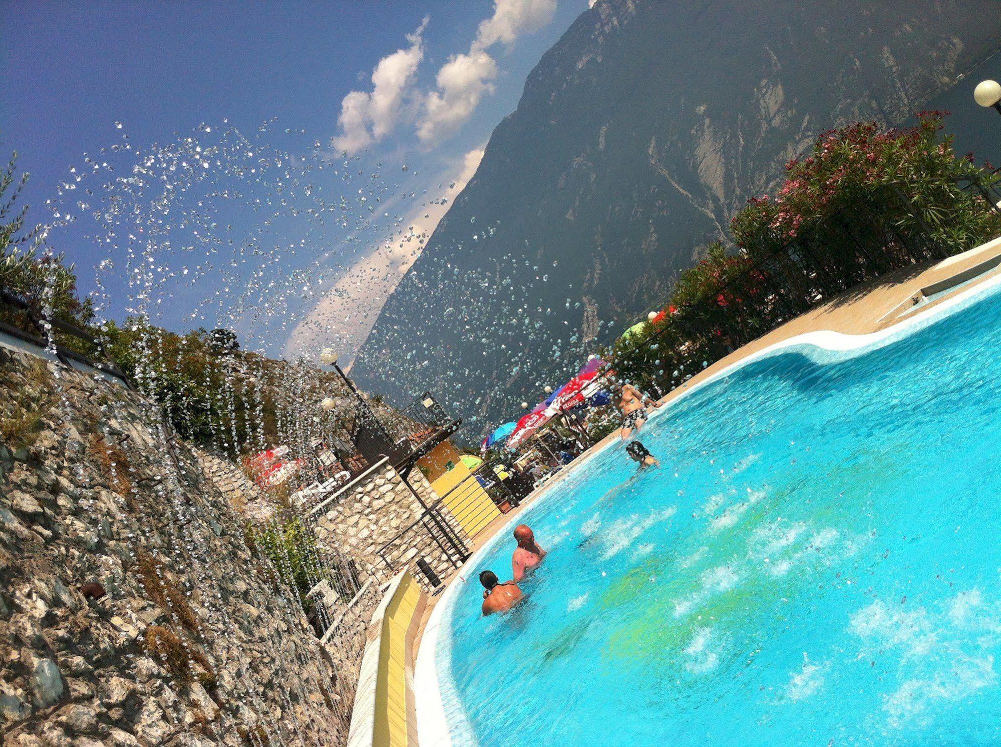 Hotel Villa Dirce Limone sul Garda Esterno foto