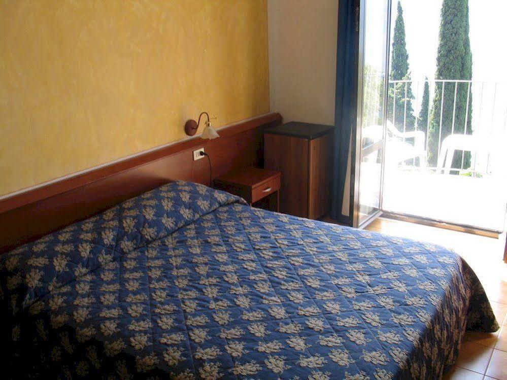 Hotel Villa Dirce Limone sul Garda Esterno foto